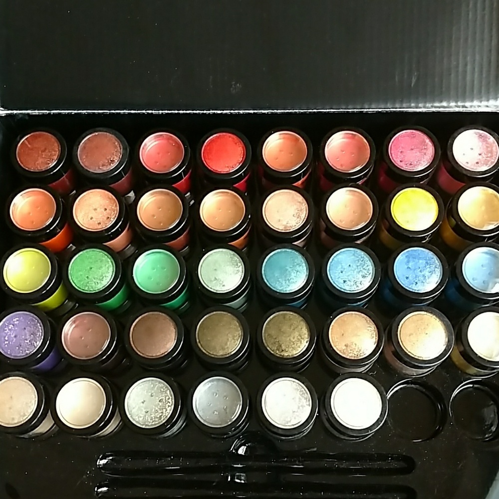 Loose pigment shadows